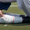 Kaleb McGary, fundașul dreapta al Falcons, va rata o perioadă lungă de timp din cauza unei accidentări