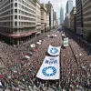 Proteste globale împotriva crizei climatice: activiștii cer responsabilitate de la instituțiile financiare