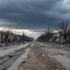 Peste 20 de civili uciși într-un atac rusesc cu bombă planantă asupra unui sat din estul Ucrainei