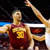 Echipele de baschet USC Trojans și Arizona State Sun Devils se confruntă într-un meci de baschet electrizant în Hawaii